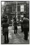 108004 Afbeelding van het hijsen van de vlag tijdens de viering van Koninginnedag in de Poortstraat te Utrecht. Op de ...